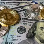 Bitcoins und Dollarscheine