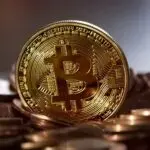 Ein Bitcoin steht auf diversen Münzen.